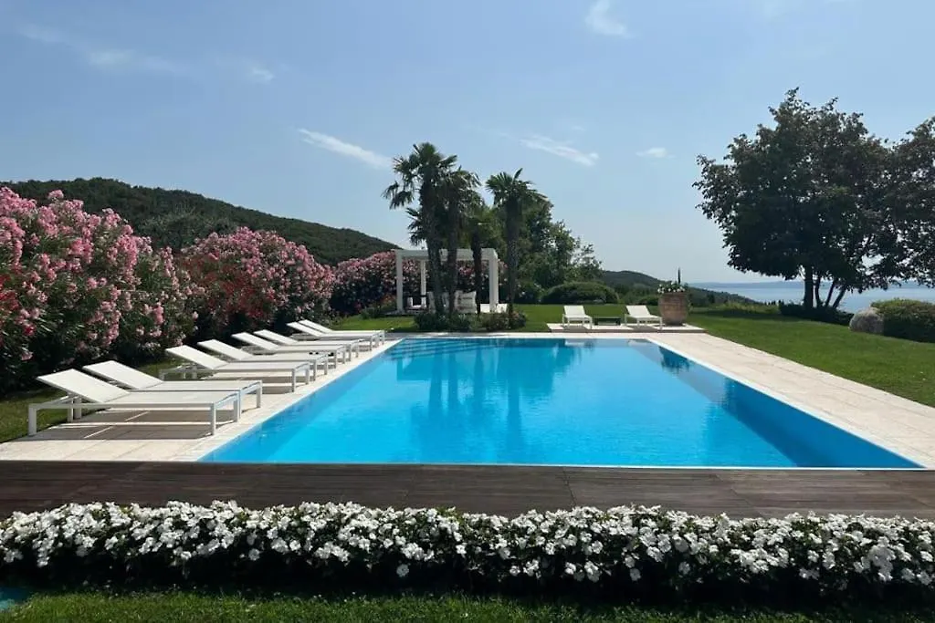 Guest House In Villa Gabrielle Torri Del Benaco Italy