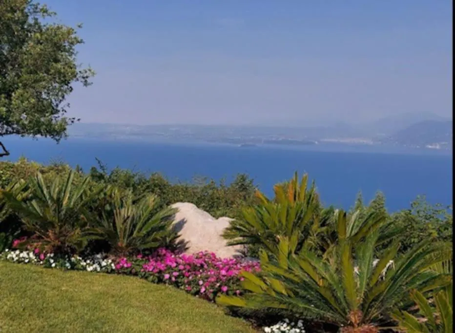 Guest House In Villa Gabrielle Torri Del Benaco Italy